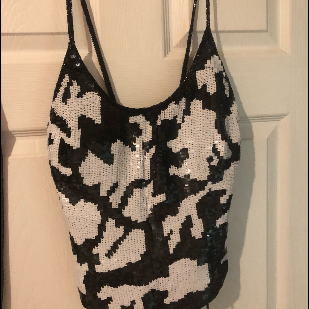 Black and white sequence top